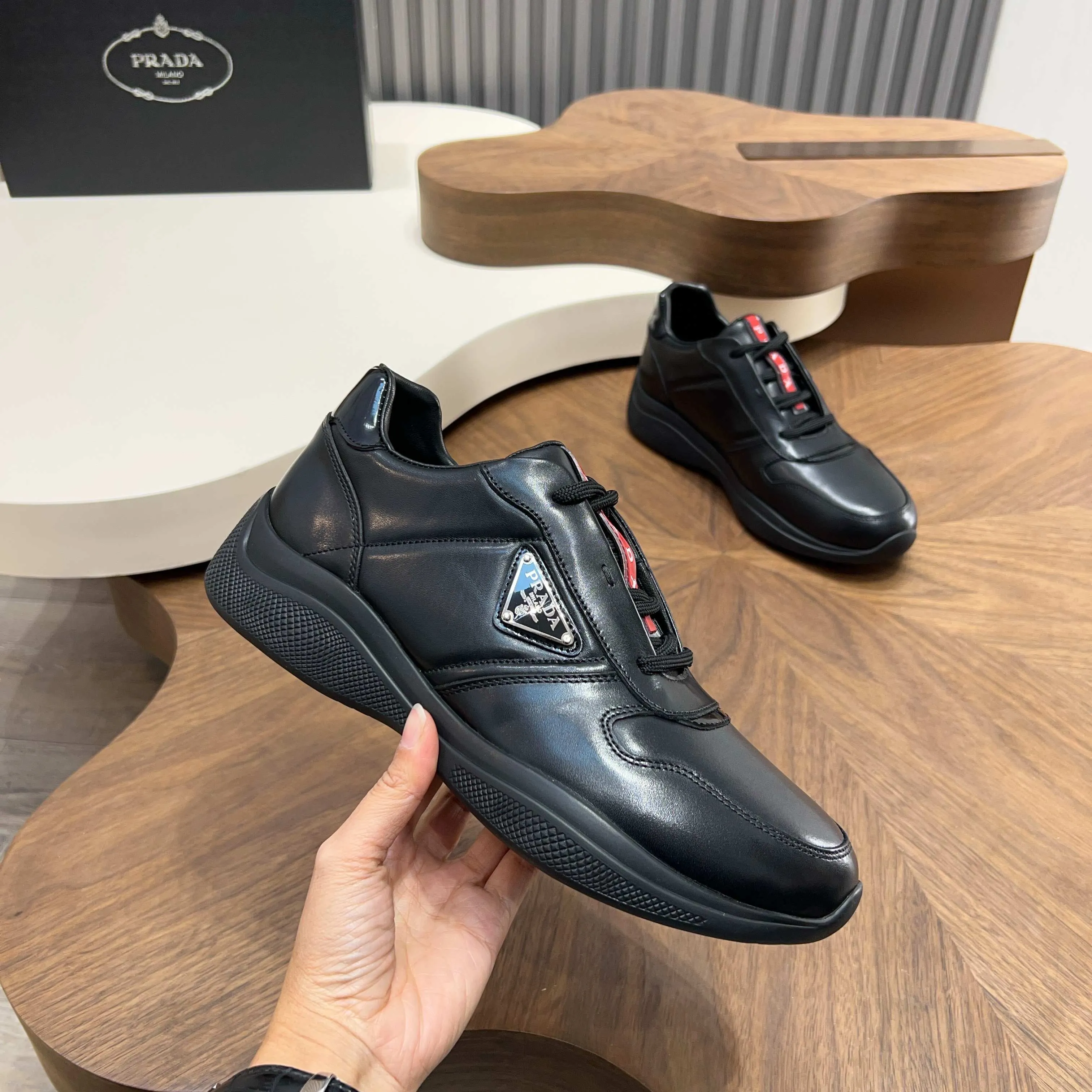 Men's shoes 💰720 Prada/Prada men's new leather sneakers. These sneakers are made of imported calf leather and have a classic penny loafer upper design style, inspired by classic aesthetic concepts. Equipped with 3.5cm iconic red label lightweight elastic rubber soles, fabric and cowhide mixed lining, and silk-printed logo cowhide foot pads. The style is versatile and durable, comfortable and breathable, and comes with a full set of original packaging dust bags! Size: 39-40-41-42-43-44 standard leather shoe size (45 can be customized but returns and exchanges are not supported)